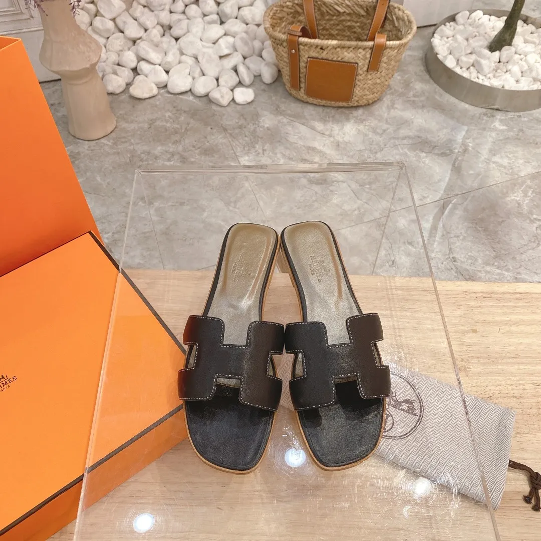 👟👟Ex-factory price 300👟👟 Genuine leather sole +40 🦄Hermès "Flat Cow Pattern" has added new color sandals, "Year-round Shipping" in classic colors... It is a must-have item in your wardrobe, and it is magically versatile in this summer! This model fully demonstrates the classic Hermès style "Flat Cow Pattern". Classic calfskin material ~ imported sheepskin. Lining 🐎Size: 34~42. Heel height ② type: low heel 1.5cm. Medium heel 4.5cm. Genuine leather sole +40 rubber sole.